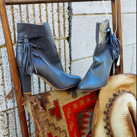 Halogen booties‎ - Picture 1 of 6